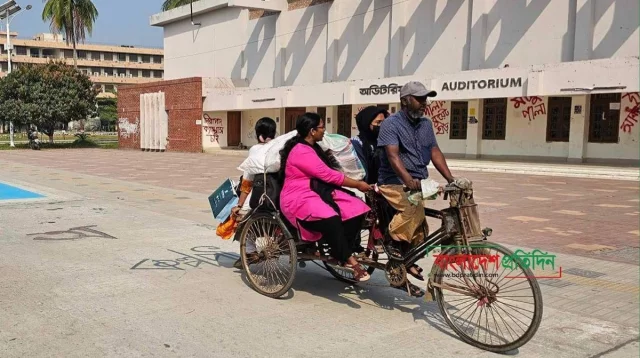 হল ছাড়ছেন কুয়েটের শিক্ষার্থীরা